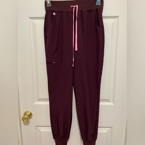 Figs FIONLITE Zamora jogger scrub pants in size Sm. Color is chocolate brown.